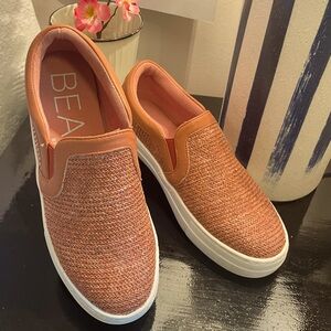 Beach by Matisse‎ Women’s Size 7.5
Light rust color